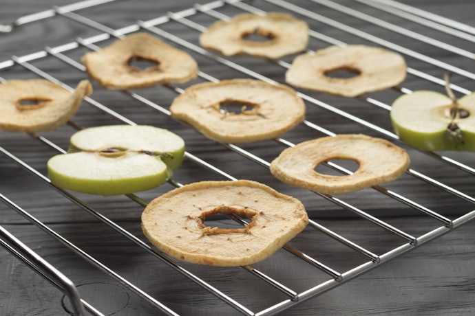 Utamakan keripik apel yang diolah dengan vacuum frying untuk mendapatkan keripik bertekstur renyah dan tidak berminyak