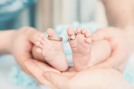 Untuk kualitas terbaik, utamakan cincin bayi bermerek atau dari toko emas tepercaya