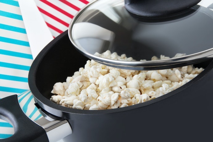 Pertimbangkan popcorn kemasan mentah jika Anda mau menikmatinya selagi hangat