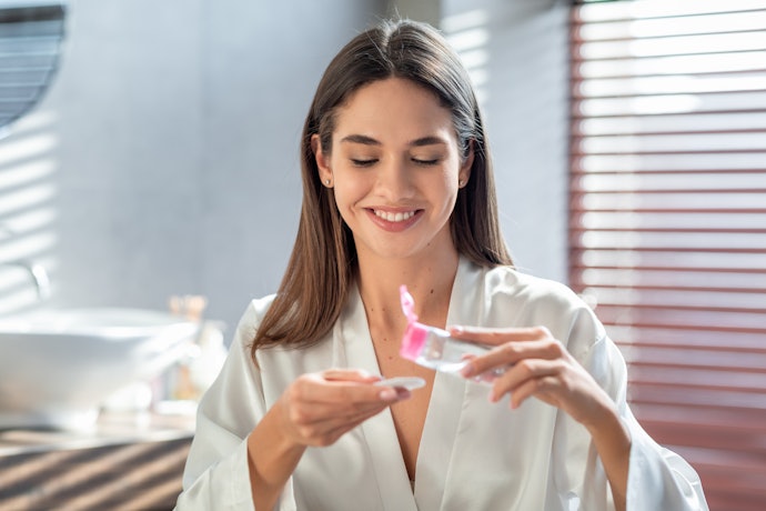 Jika kulit Anda sensitif, prioritaskan exfoliating toner lokal yang mild dengan exfoliant PHA, salicylic acid, atau AHA <10%