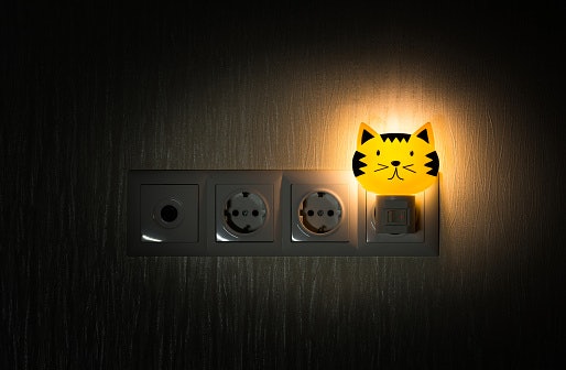 Pertimbangkan bentuk lampu yang disukai anak, misalnya bentuk binatang, bunga, atau karakter kartun