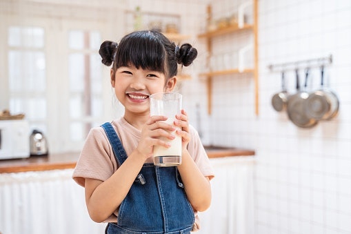 Untuk anak, silakan berikan susu rendah lemak bila si kecil sudah berusia ≥2 tahun