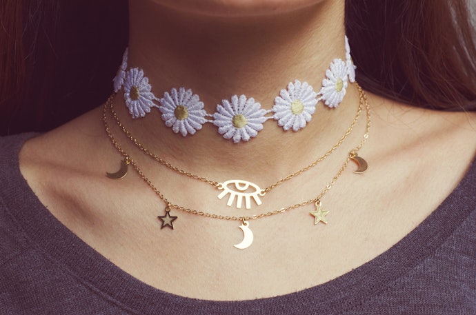 Pertimbangkan juga choker kekinian yang lebih modis, seperti choker Korea yang manis dan choker beads