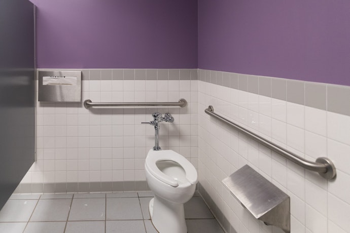Untuk alat bantu berjalan di kamar mandi, pilih yang model memanjang dengan ukuran minimal 60 cm