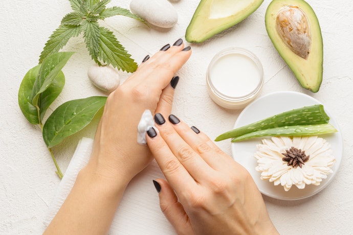 Carilah produk yang mengandung bahan pelembap, seperti glycerin, shea butter, dan avocado untuk menjaga tangan agar senantiasa lembap dan kenyal
