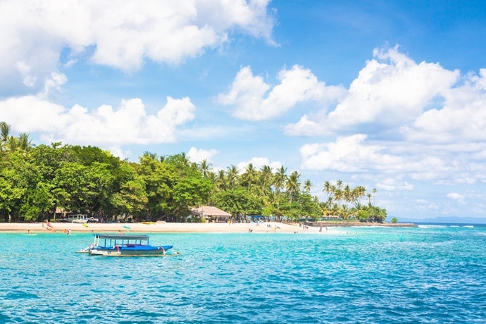 Menginaplah di Senggigi jika Anda mencari resort mewah untuk liburan keluarga, seperti Katamaran, Living Asia, dan Kalandara