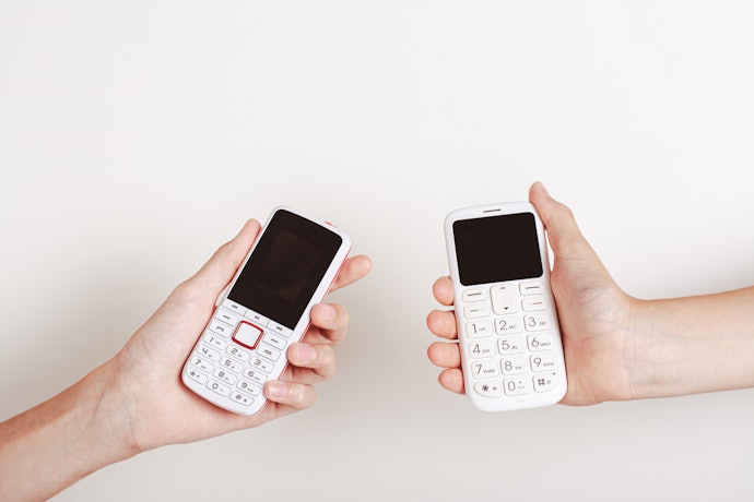 Untuk orang tua, prioritaskan feature phone yang layarnya 2 inci ke atas