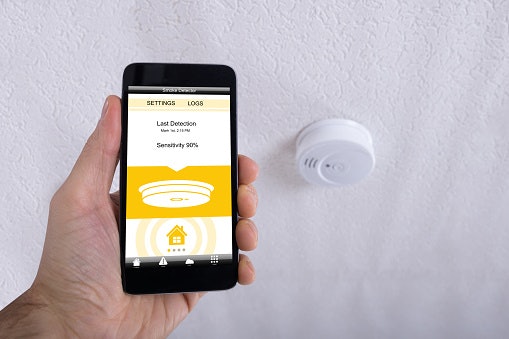 Jika rumah Anda sering kosong, pertimbangkan smart smoke detector yang bisa mengirim notifikasi ke HP