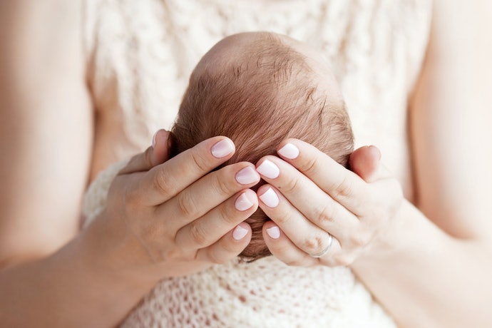 Apakah bayi perlu menggunakan bantal peyang?