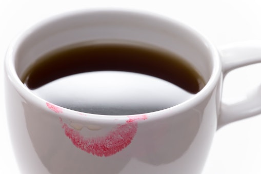 Prioritaskan produk yang memiliki label "transferproof", terutama bila Anda berencana memakai lip tint lebih dari 4 jam