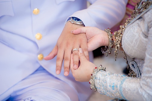 Bagi Anda yang beragama Islam, pilih cincin couple berbahan emas untuk wanita dan perak atau palladium untuk pria