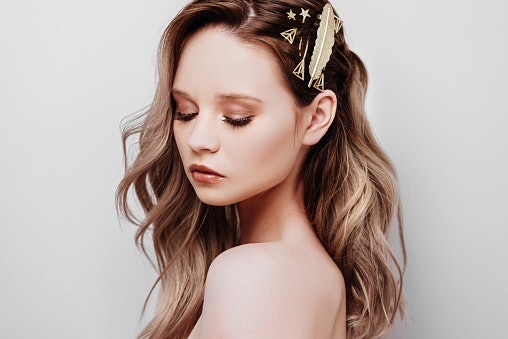 Ingin tampil menawan ke acara spesial seperti pesta? Plih hair clip, bobby pin, atau headpiece dengan detail mewah