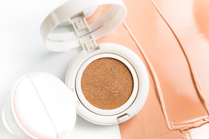 Jika kulit sensitif, pilih yang punya label "hypoallergenic" atau "untuk kulit sensitif"