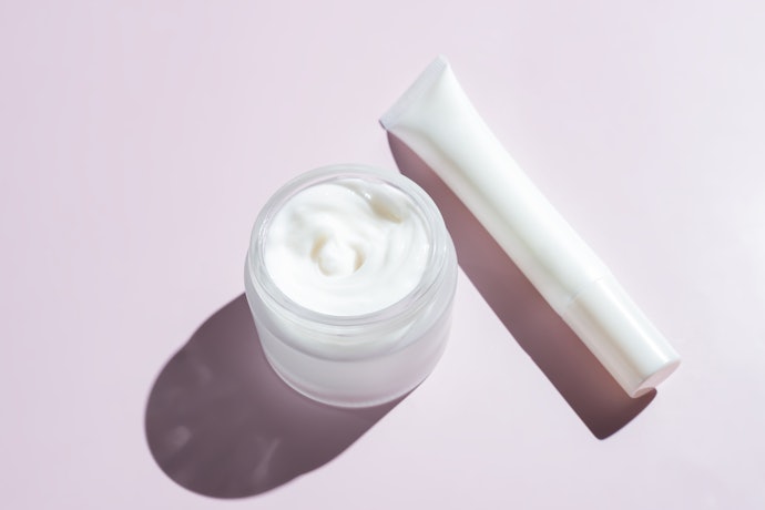 Utamakan krim malam dengan klaim "for sensitive skin" yang umumnya minim iritan