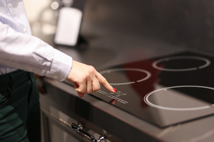 Pertimbangkan kompor induksi dengan fitur overheat protection, timer, dan heat residual, terutama bagi Anda yang sering memasak selama berjam-jam
