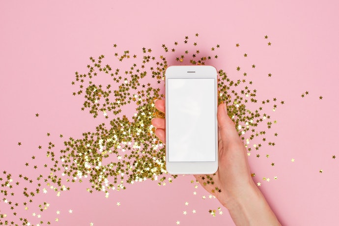 Pertimbangkan juga undangan pernikahan digital jika Anda mau yang lebih ekonomis dan praktis