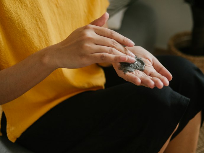 Untuk kulit berjerawat dengan jenis kulit kering dan sensitif, pilih clay mask dengan bahan kaolin