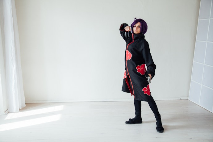 Untuk cosplay, pilih jaket atau hoodie yang mirip dengan yang dipakai karakter anime