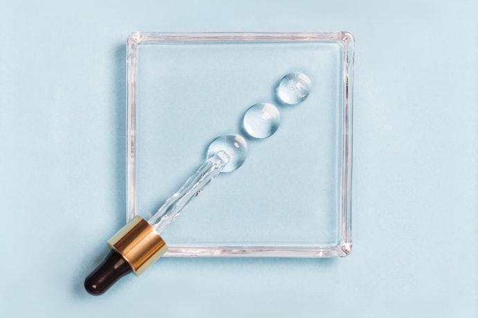 Pilih serum hyaluronic acid dengan konsentrasi minimal 2% untuk melembapkan