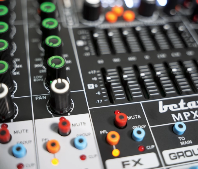 Pertimbangkan pula jenis mixer-nya: Mixer analog lebih mudah digunakan, sedangkan mixer digital atau powered mixer lebih praktis untuk kebutuhan panggung dan profesional
