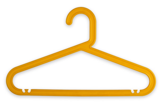 Pertimbangkan hanger plastik yang ringan untuk lemari kain portabel ataupun lemari plastik