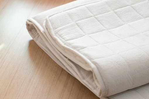 Jika kamar Anda berukuran kecil, pertimbangkan memilih kasur lipat