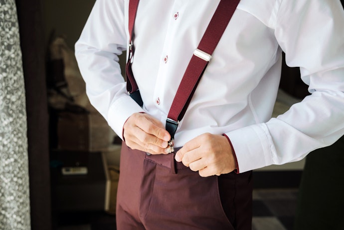 Cek ukuran lebar suspender belt: Tali kecil untuk kasual atau tali lebar untuk formal look