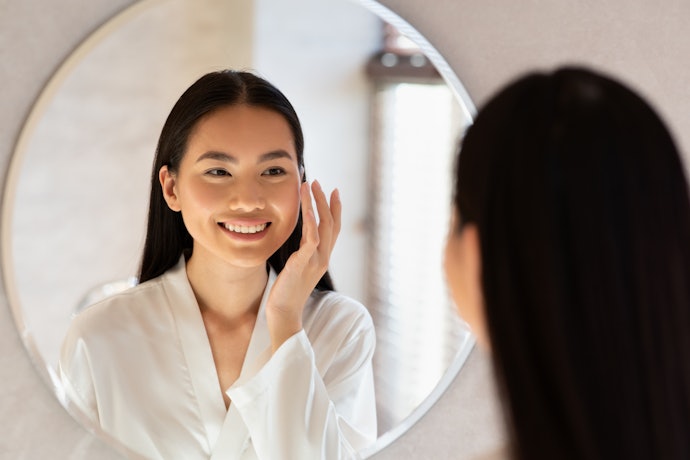 Pastikan krim malam pilihan Anda dilengkapi bahan pelembap: seperti hyaluronic acid, glycerin, ceramide, atau allantoin