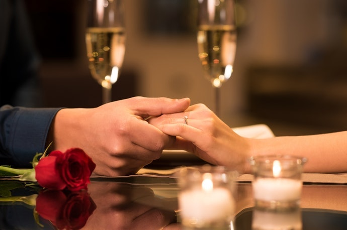 Pertimbangkan gelas champagne yang bisa dijadikan hadiah