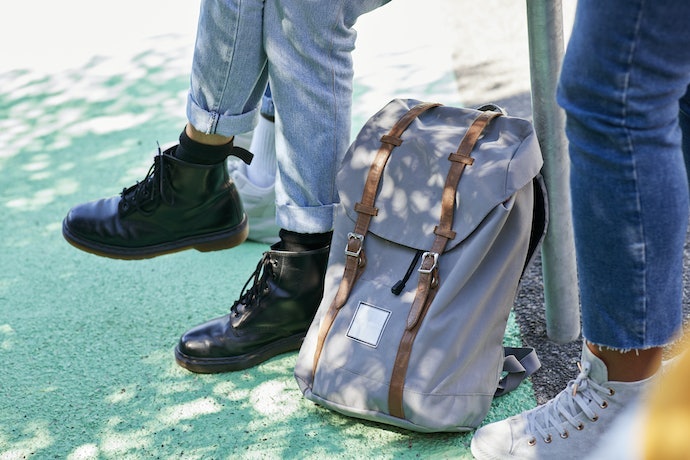 Untuk kuliah atau sekolah, pilih tas ransel kanvas atau tote bag kanvas yang muat banyak buku