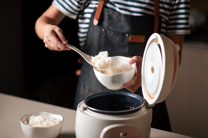 Untuk memasak nasi saja, utamakan rice cooker manual yang low watt