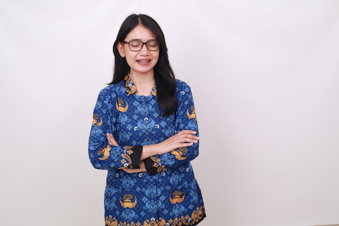 Untuk ke kantor, pilih atasan batik model formal berwarna netral yang mudah dipadankan dengan celana atau rok hitam
