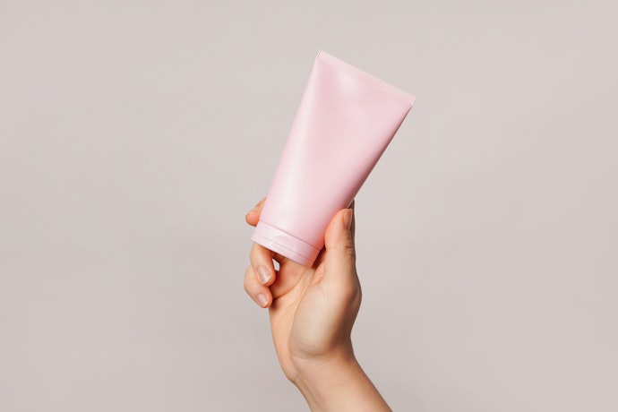 Jika kulit Anda sensitif, pilih yang tidak mengandung alkohol, pewangi, atau essential oil