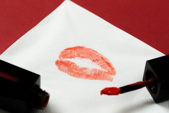 Jika Anda berencana memakai lip tint lebih dari 4 jam, prioritaskan yang memiliki label "transferproof"