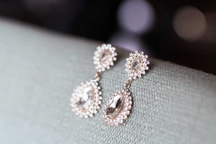 Untuk pesta, pertimbangkan anting hijab mutiara yang elegan atau anting panjang mewah