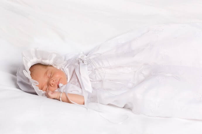 Perhatikan aksesori pada baju pesta bayi