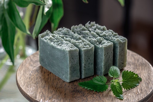 Untuk mengatasi rasa gatal biang keringat pada semua jenis kulit, pilih sabun mandi dengan kandungan menthol