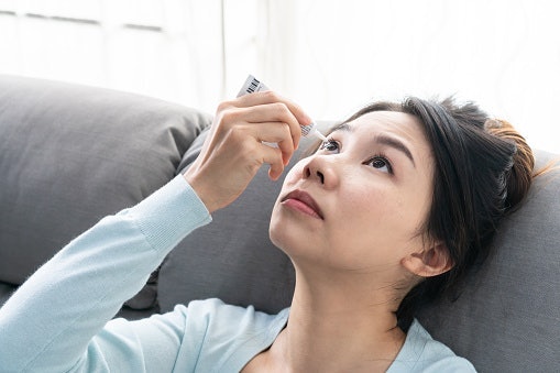 Kalau mata terasa lelah dan kering, gunakan tetes mata dengan kandungan sodium chloride, sodium hyaluronate, cellulose, ethylene glycol, atau propylene glycol (macrogol)