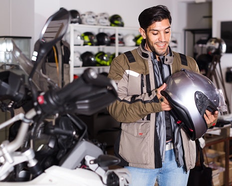 Perkirakan ukuran helm yang akan dipakai: Ada ukuran XS, S, M, L, XL, hingga XXL