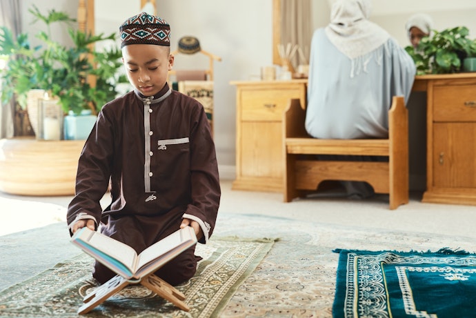 Pertimbangkan gamis yang dilengkapi peci