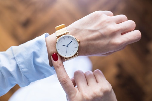 Sesuaikan besar jam dengan ukuran pergelangan tangan Anda