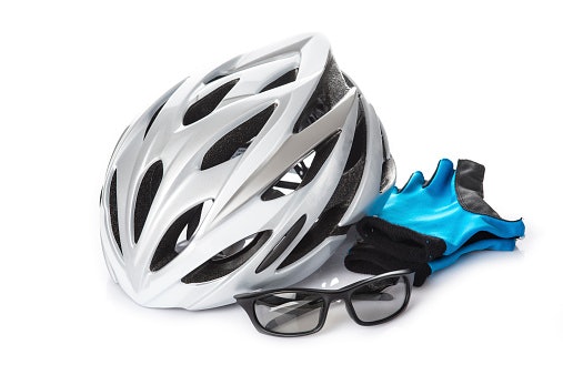 Cari helm sepeda gunung dengan fitur yang Anda butuhkan, misalnya visor dan ventilasi