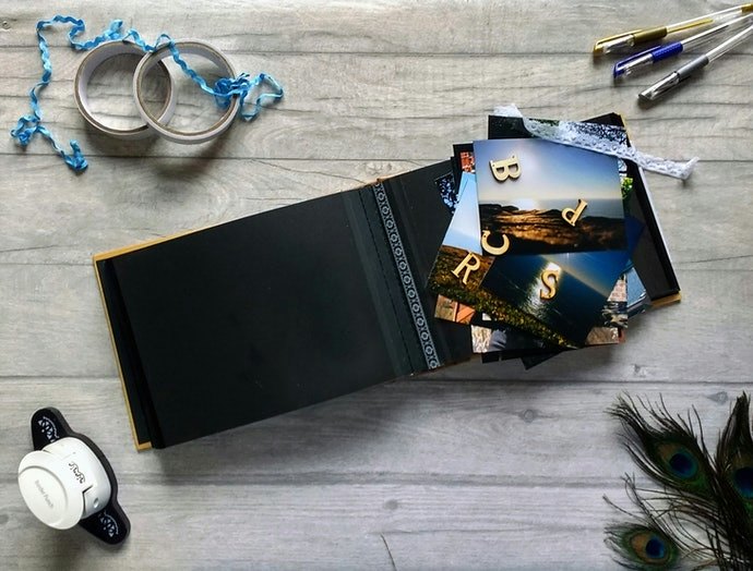 Jika ingin mengkreasikan dan menghias foto, cobalah scrapbook