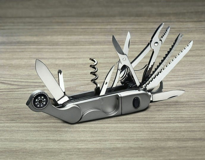Untuk kegiatan outdoor dan survival, pertimbangkan tipe Swiss army knife yang portable