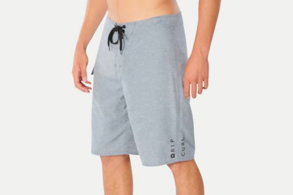 Agar tampilan Anda makin bergaya saat di pantai atau kolam renang, pertimbangkan produk dari merek ternama, seperti RIP CURL, Decathlon, dan Quiksilver