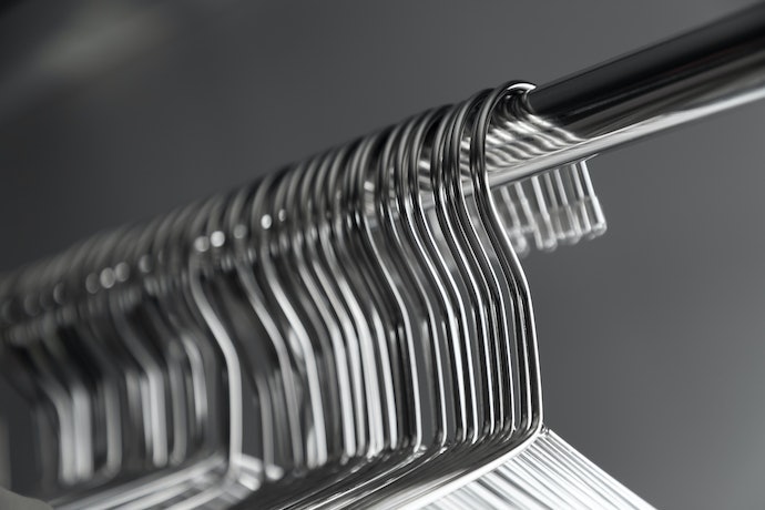 Untuk lemari yang tampil modern, gunakan hanger stainless yang minimalis