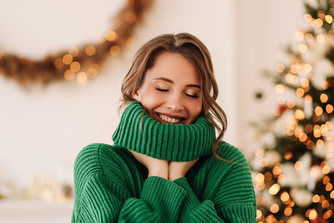 Pilih bahan sweater rajut tebal, tetapi tetap nyaman dipakai seperti katun
