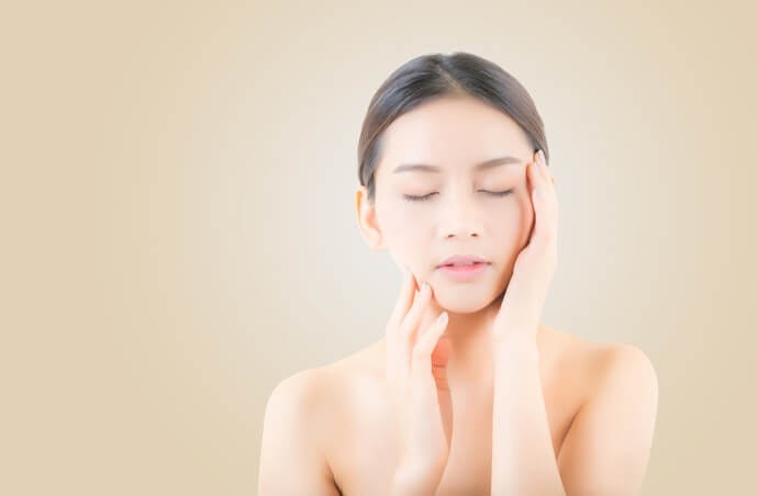 Pertimbangkan highlighter cair yang dilengkapi dengan bahan kecantikan di dalamnya!