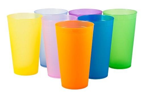 Bagi Anda yang mencari souvenir pernikahan yang murah dan unik, pertimbangkan gelas plastik