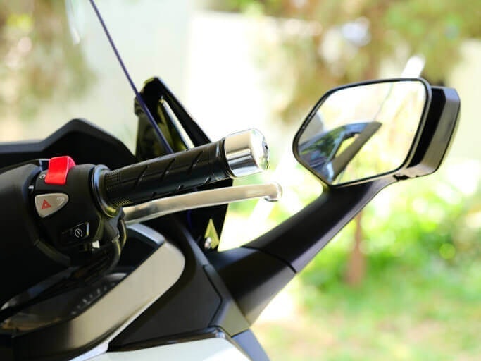 Untuk pengguna motor sport atau motor matic, cek model spion lipat
